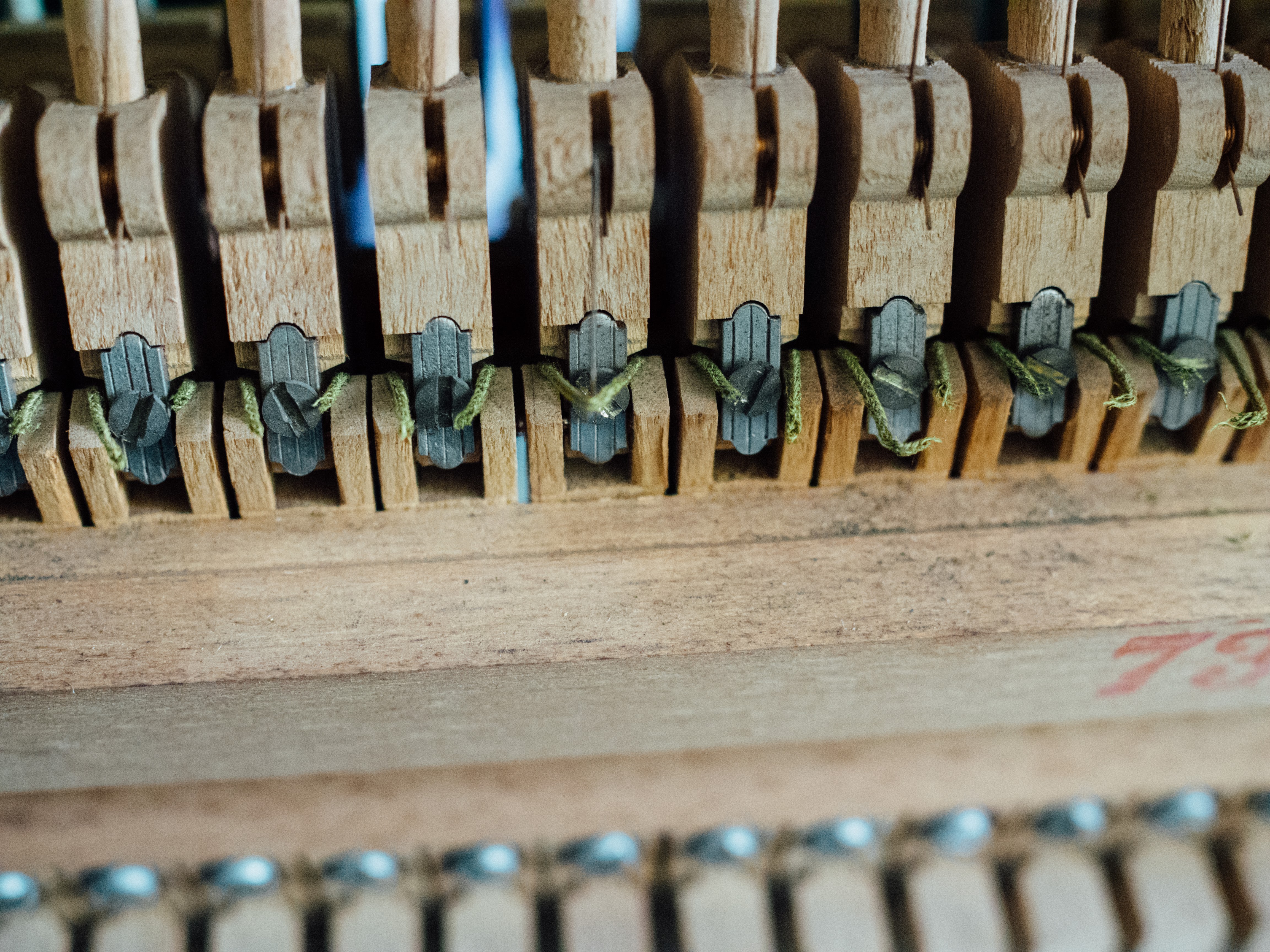 Broken flange silk string